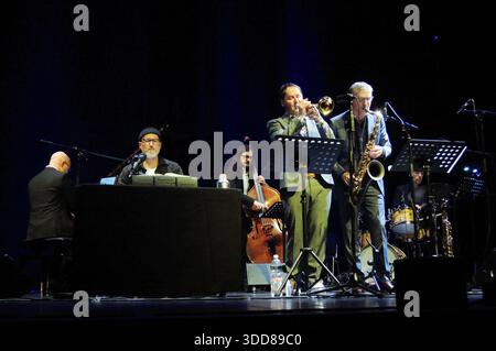 Der deutsche Schauspieler und Sprecher Benno Fürmann mit dem Martin Auer Quintett im Essener Grillo-Theater. Deutscher Erzähler und Schauspieler Benno Fürmann mit dem Martin-Auer-Quintett in Essen. Essen NRW DEUDEGERMANYDEUTSCHLANDALLEMAGNE Stockfoto