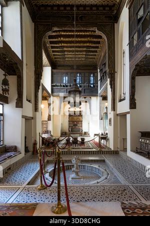 Ballsaal des Gayer Anderson House, ein historisches Haus aus dem 17. Jahrhundert neben der Moschee Ahmad ibn Tulun im Stadtteil Sayyida Zeinab in Kairo, Ägypten Stockfoto