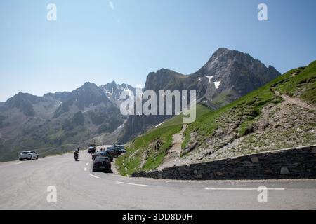Leute, die den Berg tourmalet in frankreich mit blauem Himmel und Sonne hochfahren Stockfoto