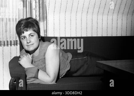 Sechzigerjahre, 02.06.1966, Deutschland, Menschen, Frau 25 bis 28 Jahre auf dem Bauch liegend auf einem Sofa, Fotoshooting im Oberteil und Rock, mittellanges Haar, Nahaufnahme, Medium Shot, Doris Sechzigerjahre, 02.06.1966, Deutschland, Menschen, Frau 25 bis 28 Jahre auf dem Bauch liegend auf einem Sofa, Fotoshooting im Oberteil und Rock, mittellanges Haar, Nahaufnahme, Medium Shot, Doris, 60er Jahre, 02.06.1966, Deutschland, Menschen, Frau 25 bis 28 Jahre liegend auf einer Couch, Fotoshooting in Oberteil und Rock, mittellange Haare, mittlere Nahaufnahme, mittlere Aufnahme, Doris *** Sechziger Jahre, 02 06 1966, Deutschland, S Stockfoto