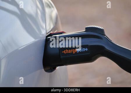 Dieses Foto zeigt ein Tesla Model 3 Elektroauto, das an einer öffentlichen EV-Ladestation in Chandler, Arizona, aufgeladen wird. Das Auto ist an die Station usi angeschlossen Stockfoto
