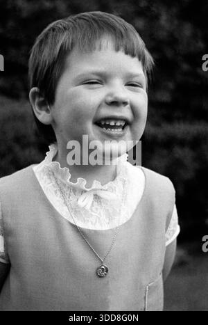 Sechzigerjahre, 22.07.1967, Menschen, Kinder, Fotoshooting im Garten, Elke 3 bis 4 Jahre mit Kurzhaar und Kleid mit Rueschen steht im Garten und lacht, Nahaufnahme, Kopf, Deutschland Sechzigerjahre, 22.07.1967, Menschen, Kinder, Fotoshooting im Garten, Elke 3 bis 4 Jahre mit Kurzhaar und Kleid mit Rueschen stehen im Garten und lacht, Nahaufnahme, Kopf, Deutschland, Sixties, 22.07.1967, Menschen, Kinder, Fotoshooting draußen, Elke 3 bis 4 Jahre mit kurzen Haaren in einem Rüschenkleid steht lachend im Garten, Nahaufnahme, Kopfschuss, Deutschland *** Sechziger, 22 07 1967, Leute, Kinder, Fotoaufnahmen, etc Stockfoto