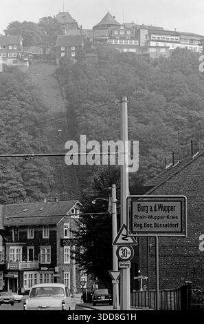 Sechzigerjahre, 26.08.1967, Deutschland, Solingen, Solingen-Burg, Stadtteil Burg an der Wupper, Bergisches Land, Rheinland, NRW, Schloss Burg der Herren von Berg, Ortsschild, Blick von der Unterstadt ueber die Seilbahn Burg zum Schloss in der Oberstadt Sechzigerjahre, 26.08.1967, Deutschland, Solingen, Solingen-Burg, Stadtteil Burg an der Wupper, Bergisches Land, Rheinland, Nordrhein-Westfalen, NRW, Schloss Burg, Stammsitz der Grafen und Herzoege von Berg, Hoehenburg, Ortseingangsschild, Blick von der Unterstadt ueber die Seilbahn Burg zum Schloss in der Oberstadt, Sechzigerjahre, 26.08.1967, Deutschland Stockfoto