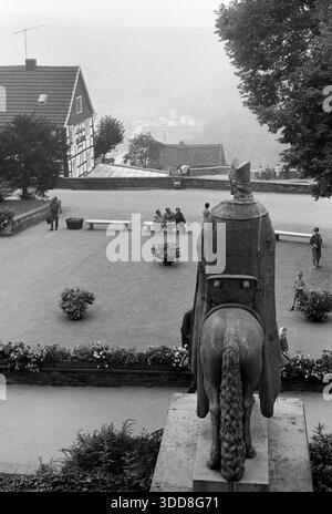 Sechzigerjahre, 26.08.1967, Deutschland, Solingen, Solingen-Burg, Burg an der Wupper, Bergisches Land, Rheinland, NRW, Schloss Burg, Statue Engelbert II Graf von Berg und Koelner Erzbischof, Blick zur Schlossterrasse, Reiterstandbild von Paul Wynand Sechzigerjahre, 26.08.1967, Deutschland, Solingen, Solingen-Burg, Stadtteil Burg an der Wupper, Bergisches Land, Rheinland, Nordrhein-Westfalen, NRW, Schloss Burg, Stammsitz der Grafen und Herzoege von Berg, Statue Engelbert II. Graf von Berg und Erzbischof von Köln, Blick ueber das Denkmal zur Schlossterrasse, Reiterstandbild von Paul Wynand, Res Stockfoto
