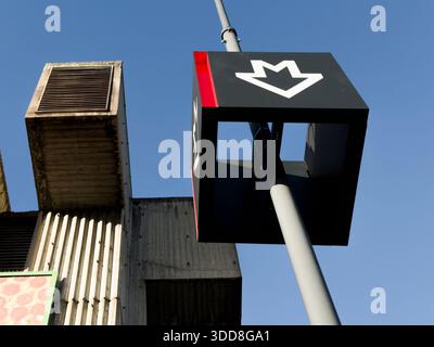 Modernisierte Beschilderung der Haltestellen des öffentlichen Nahverkehrs, Projekt des einheitlichen Informations- und Navigationssystems lesbar Prag, Tschechische Republik, 28. Dezember 2 Stockfoto