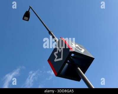 Modernisierte Beschilderung der Haltestellen des öffentlichen Nahverkehrs, Projekt des einheitlichen Informations- und Navigationssystems lesbar Prag, Tschechische Republik, 28. Dezember 2 Stockfoto