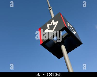 Modernisierte Beschilderung der Haltestellen des öffentlichen Nahverkehrs, Projekt des einheitlichen Informations- und Navigationssystems lesbar Prag, Tschechische Republik, 28. Dezember 2 Stockfoto