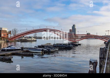 Die berühmte rote Pythonbrücke (Pythonbrug), die den Kanal in Amsterdams östlichen Docklands überspannt und Sporenburg mit Borneo verbindet. Stockfoto