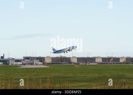 TUI Airways Abflug vom Flughafen Manchester Stockfoto