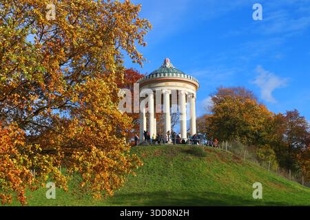 Englischer Garten in München: Der Monopteros auf einem Hügel flankert von herbstlich gefärbten Bäumen Stockfoto