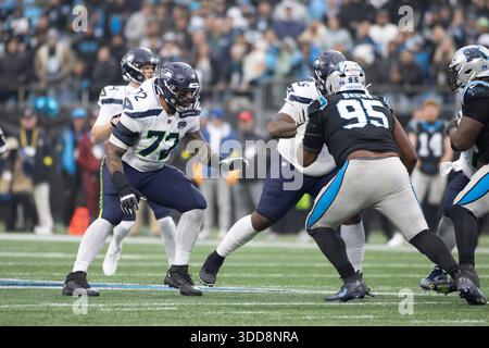 Charlotte, Vereinigte Staaten Von Amerika. Dezember 2025. Seattle Seahawks Offensive Tackle Abraham Lucas (72) errichtete am 28. Dezember 2025 einen Block im Bank of America Stadium in Charlotte, NC. (Foto: Jonathan Huff/SIPA USA) Credit: SIPA USA/Alamy Live News Stockfoto