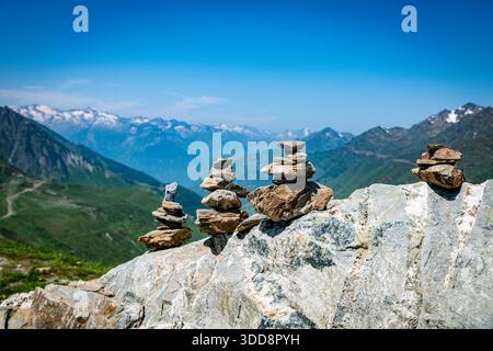 Gestapelte Stone Cairns Auf Rocky Ridge Mit Mountain Range Und Klarem Blauem Himmel Stockfoto
