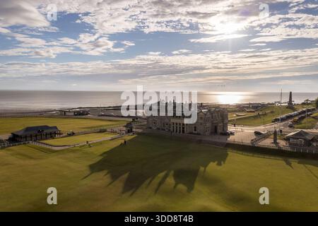Blick aus der Vogelperspektive auf das berühmte Clubhaus Royal and Ancient Golf Club, das lange Schatten über die üppigen grünen Links wirft, St Andrews, Schottland, Großbritannien Stockfoto