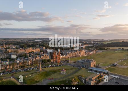 Aus der Vogelperspektive auf die historische Stadt trifft auf das riesige Grün der Verbindungen unter einem ruhigen Himmel, St. Andrews, Schottland, Großbritannien. Stockfoto