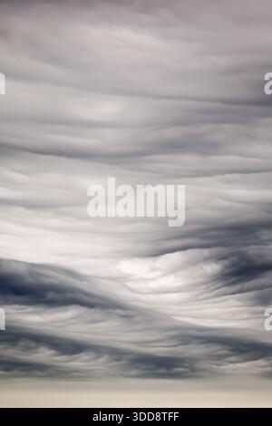21.04.2025, München, Bayern, GER - Wellenfoermige dunkle Wolken am Himmel. Aussen, Aussenaufnahme, Bayern, bewoelkt, deutsch, Deutschland, Duester, dunkel, Dunkelheit, Europa, europaeisch, gewellt, HF, Himmel, Hochformat, Meteorologie, München, Natur, Naturereignis, niemand, Regenwetter, Regenwolken, Schlechtwetter, Stimmung, trist, Tristess, wellenfoermig, Wellenform, wellig, Westeuropa, Wetter, Wetterkunde, Wetterstimmung, Wolken, Wolkenhimmel, Wolkenstimmung 250421D856MUENCHEN.JPG *** 21 04 2025, München, Bayern, GER wellige dunkle Wolken am Himmel draußen, Außenaufnahme, Bayern, Stockfoto