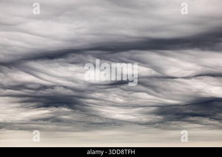 21.04.2025, München, Bayern, GER - Wellenfoermige dunkle Wolken am Himmel. Aussen, Aussenaufnahme, Bayern, bewoelkt, deutsch, Deutschland, Duester, dunkel, Dunkelheit, Europa, europaeisch, gewellt, Himmel, Meteorologie, München, Natur, Naturereignis, niemand, QF, Querformat, Regenwetter, Regenwolken, Schlechtwetter, Stimmung, trist, Tristess, wellenfoermig, Wellenform, wellig, Westeuropa, Wetter, Wetterkunde, Wetterstimmung, Wolken, Wolkenhimmel, Wolkenstimmung 250421D862MUENCHEN.JPG *** 21 04 2025, München, Bayern, GER wellige dunkle Wolken am Himmel draußen, draußen, Bayern, wellig, Stockfoto