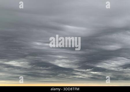 21.04.2025, München, Bayern, GER - Wellenfoermige dunkle Wolken am Himmel. Aussen, Aussenaufnahme, Bayern, bewoelkt, deutsch, Deutschland, Duester, dunkel, Dunkelheit, Europa, europaeisch, gewellt, Himmel, Meteorologie, München, Natur, Naturereignis, niemand, QF, Querformat, Regenwetter, Regenwolken, Schlechtwetter, Stimmung, trist, Tristess, wellenfoermig, Wellenform, wellig, Westeuropa, Wetter, Wetterkunde, Wetterstimmung, Wolken, Wolkenhimmel, Wolkenstimmung 250421D859MUENCHEN.JPG *** 21 04 2025, München, Bayern, GER wellige dunkle Wolken am Himmel draußen, draußen, Bayern, wellig, Stockfoto