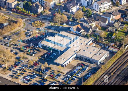 Luftbild, Hülpert am Phoenixsee Automobile, Kreisverkehr Phoenixseestraße, BVB Logo auf dem Dach, Dachziegel in schwarz-gelb, Berghofer Straße, Berghofen, Dortmund, Ruhrgebiet, Nordrhein-Westfalen, Deutschland ACHTUNGxMINDESTHONORARx60xEURO *** Luftaufnahme, Hülpert am Phoenixsee Automobil, Verkehrskreis Phoenixseestraße, BVB-Logo auf dem Dach, Dachziegel schwarz-gelb, Berghofer Straße, Berghofen, Dortmund, Ruhrgebiet, Nordrhein-Westfalen, Deutschland ACHTUNGxMINDESTHONORARx60xEURO Stockfoto