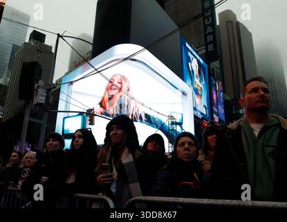 New York, Usa. Dezember 2025. Die Sydney Sweeney New Jeans Werbekampagne wird auf einem großen Bildschirm gezeigt, während die Enthüllenden darauf warten, dass Konfetti im Rahmen des jährlichen Silvester-Confetti-Tests am Times Square in New York City am Montag, den 29. Dezember 2025, in die Luft geworfen werden. Schätzungsweise eine Million Menschen werden am Silvesterabend am Times Square sein, und über eine Milliarde Menschen werden in der ganzen Welt zusehen, wie der traditionelle Waterford Kristallball im Jahr 2026 abstürzt. Foto: John Angelillo/UPI Credit: UPI/Alamy Live News Stockfoto