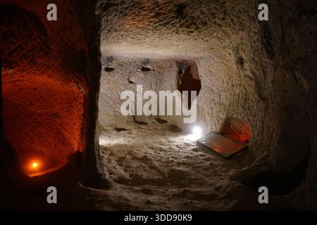 NEVSEHIR, TURKIYE - 09. AUGUST 2025: Kaymakli unterirdische Stadt in Kaymakli Stadt Stockfoto
