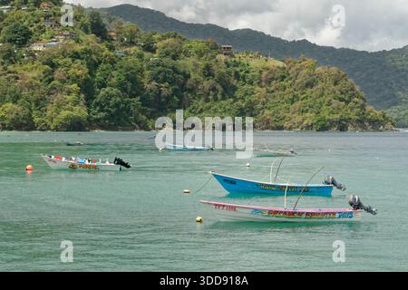 Farbenfrohe Fischerboote vor Anker in der man-O-war Bay, Charlotteville, an der ländlichen Nordküste von Tobago, Westindien, März 2025. Stockfoto