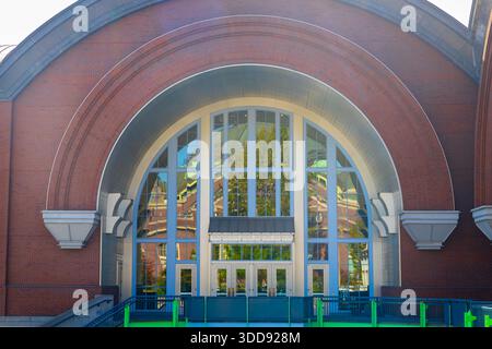 Tacoma, WA, USA - 20. September 2025: Außenansicht des Washington State History Museum in Tacoma mit seiner unverwechselbaren zeitgenössischen Architektur Stockfoto