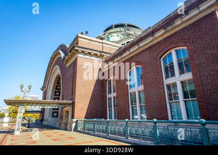 Tacoma, WA, USA - 20. September 2025: Außenansicht des Washington State History Museum in Tacoma mit seiner unverwechselbaren zeitgenössischen Architektur Stockfoto