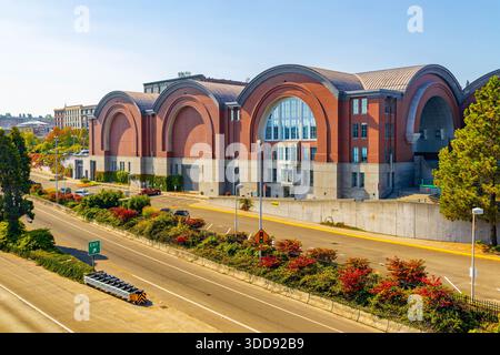 Tacoma, WA, USA - 20. September 2025: Außenansicht des Washington State History Museum in Tacoma mit seiner unverwechselbaren zeitgenössischen Architektur Stockfoto