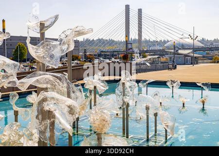 Tacoma, WA, USA - 20. September 2025: Ein dramatischer Brunnen mit Glaskunst im reflektierenden Pool wird im Glasmuseum mit der Stadt Tacoma gezeigt Stockfoto