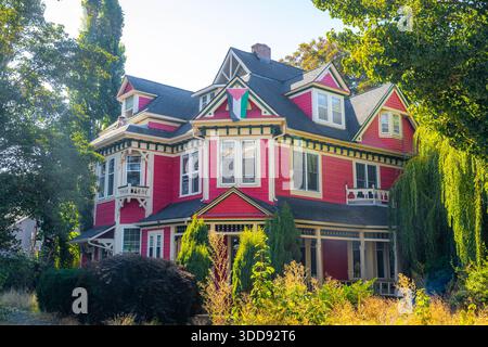 Tacoma, WA, USA - 20. September 2025: Malerisches traditionelles Wohnhaus in Tacoma an einem sonnigen Tag. Stockfoto