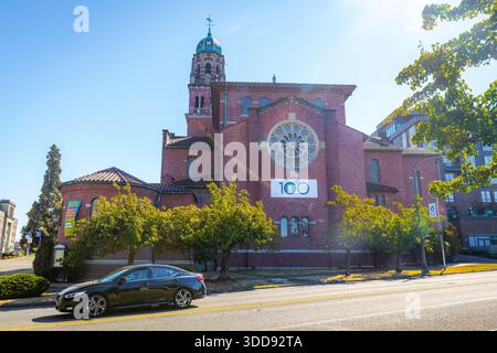 Tacoma, WA, USA - 20. September 2025: Majestätischer Turm im romanischen Wiedergebrauch der ersten Presbyterianischen Kirche in Tacoma. Stockfoto