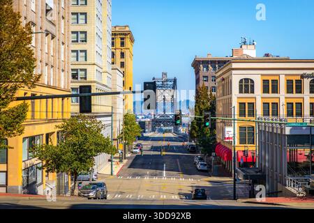 Tacoma, WA, USA - 20. September 2025: Straßenlandschaft in der Innenstadt von Tacoma mit historischer und moderner Architektur. Stockfoto