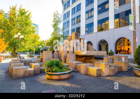 Tacoma, WA, USA - 20. September 2025: Straßenlandschaft in der Innenstadt von Tacoma mit historischer und moderner Architektur. Stockfoto