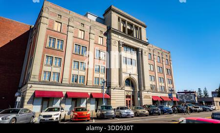 Tacoma, WA, USA - 20. September 2025: Straßenlandschaft in der Innenstadt von Tacoma mit historischer und moderner Architektur. Stockfoto
