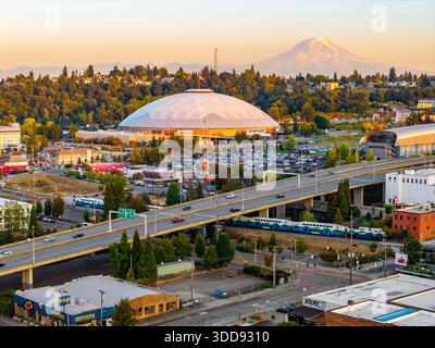 Tacoma, WA, USA - 20. September 2025: Das Stadtbild von Tacoma und seine Wolkenkratzer sind vor dem Hintergrund des hoch aufragenden Schnee-capp dramatisch eingerahmt Stockfoto