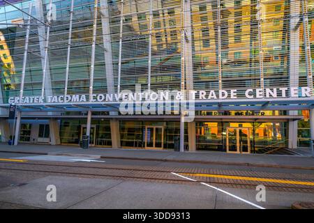 Tacoma, WA, USA - 20. September 2025: Die elegante, moderne Ganzglasfassade und der Eingang zum Greater Tacoma Convention Center, einer prominenten zeitgenössischen Stadt Stockfoto