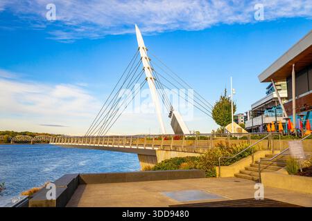 The iconic Grant Street Pier, resembling a sailboat mast, is featured against the Columbia River and vibrant fall colors at the Vancouver Waterfront P Stockfoto