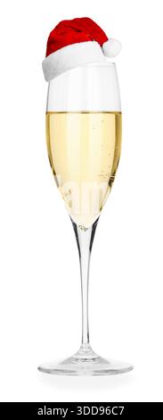Glas mit Sekt und kleinem Weihnachtsmann-Hut auf weißem Hintergrund Stockfoto