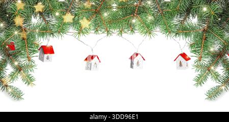 Wunderschönes Weihnachtsdekor und Tannenzweige auf weißem Hintergrund. Bannerdesign Stockfoto