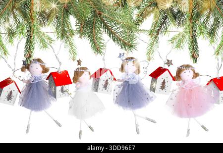 Wunderschönes Weihnachtsdekor und Tannenzweige auf weißem Hintergrund. Bannerdesign Stockfoto