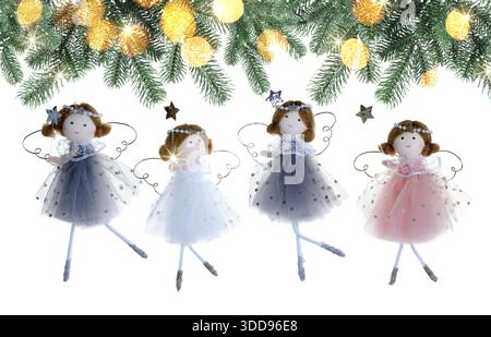 Wunderschönes Weihnachtsdekor und Tannenzweige auf weißem Hintergrund. Bannerdesign Stockfoto