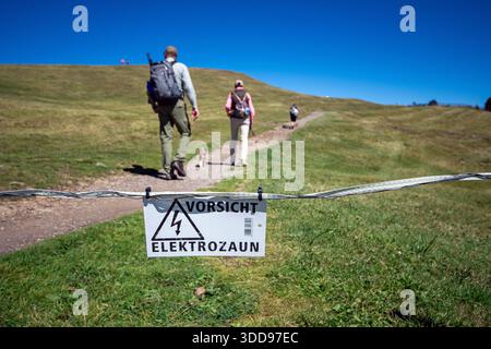 Warnschild am elektrischen Zaun für Rinder auf der Seiser Alm, Kastelruth, Trentino Südtirol, Italien Stockfoto