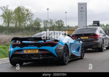 Nancy, Frankreich - Blick auf einen blauen McLaren 720S Novitec, der bei leichtem Regen auf einer Straße fährt. Stockfoto