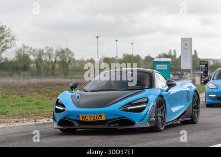 Nancy, Frankreich - Blick auf einen blauen McLaren 720S Novitec, der bei leichtem Regen auf einer Straße fährt. Stockfoto