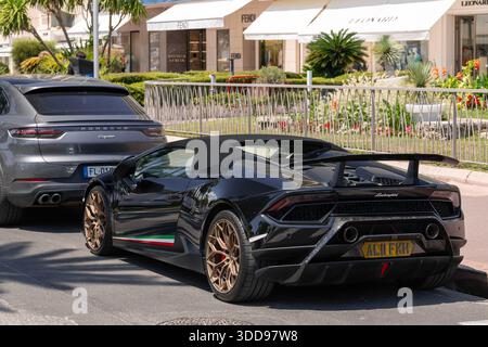 Cannes, Frankreich - Blick auf einen schwarzen Lamborghini Huracán Performante Spyder, der auf der Croisette geparkt ist. Stockfoto