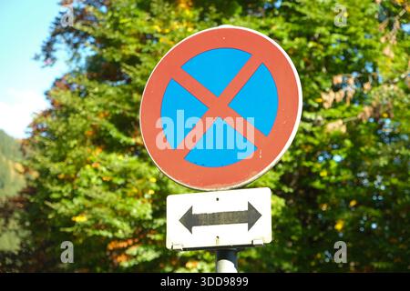 Verkehrszeichen ohne Stoppen mit Richtungspfeilen Stockfoto