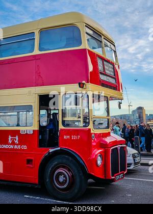 12 29 2025 - London, Vereinigtes Königreich. Stoppschild für öffentliche Verkehrsmittel in London – urbane Straßenszene mit ikonischem Symbol für den Stadtverkehr. Bushaltestelle London Stockfoto