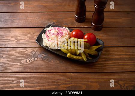 Eingelegtes Gemüse mit Sauerkraut auf Teller Stockfoto