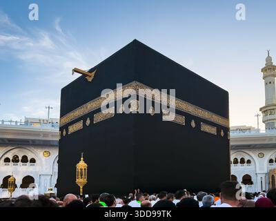 MAKKAH, SAUDI-ARABIEN – 18. Dezember 2025: Zahlreiche Pilger führen Tawaf rund um die Kaaba in Mekka auf. Stockfoto