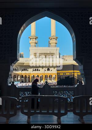 MAKKAH, SAUDI-ARABIEN – 18. Dezember 2025: Zahlreiche Pilger führen Tawaf rund um die Kaaba in Mekka auf. Stockfoto